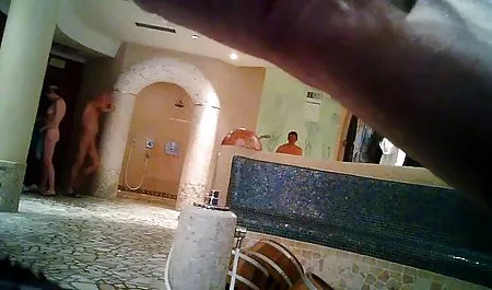 Pandangan rambut pirang kasar cewek di dalam bis yang penuh dengan orang-orang janda bokeb