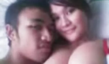 Jembut tebal nenek-Nenek menyebar kakinya untuk dua bokef tante muda orang