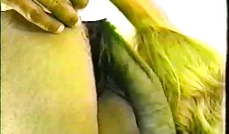 Orang tua ngetot janda muda mendapat bercinta dua wanita muda seksi
