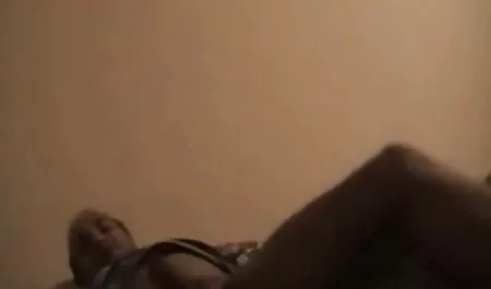 Cewek cantik mencuci rambutnya yang panjang, tergantung bokef tante muda Toket dan jembut tebal memek