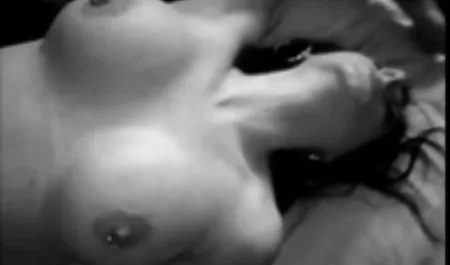 Hitam janda semok video pribadi Kecil Pale Moon Lawan Mulut